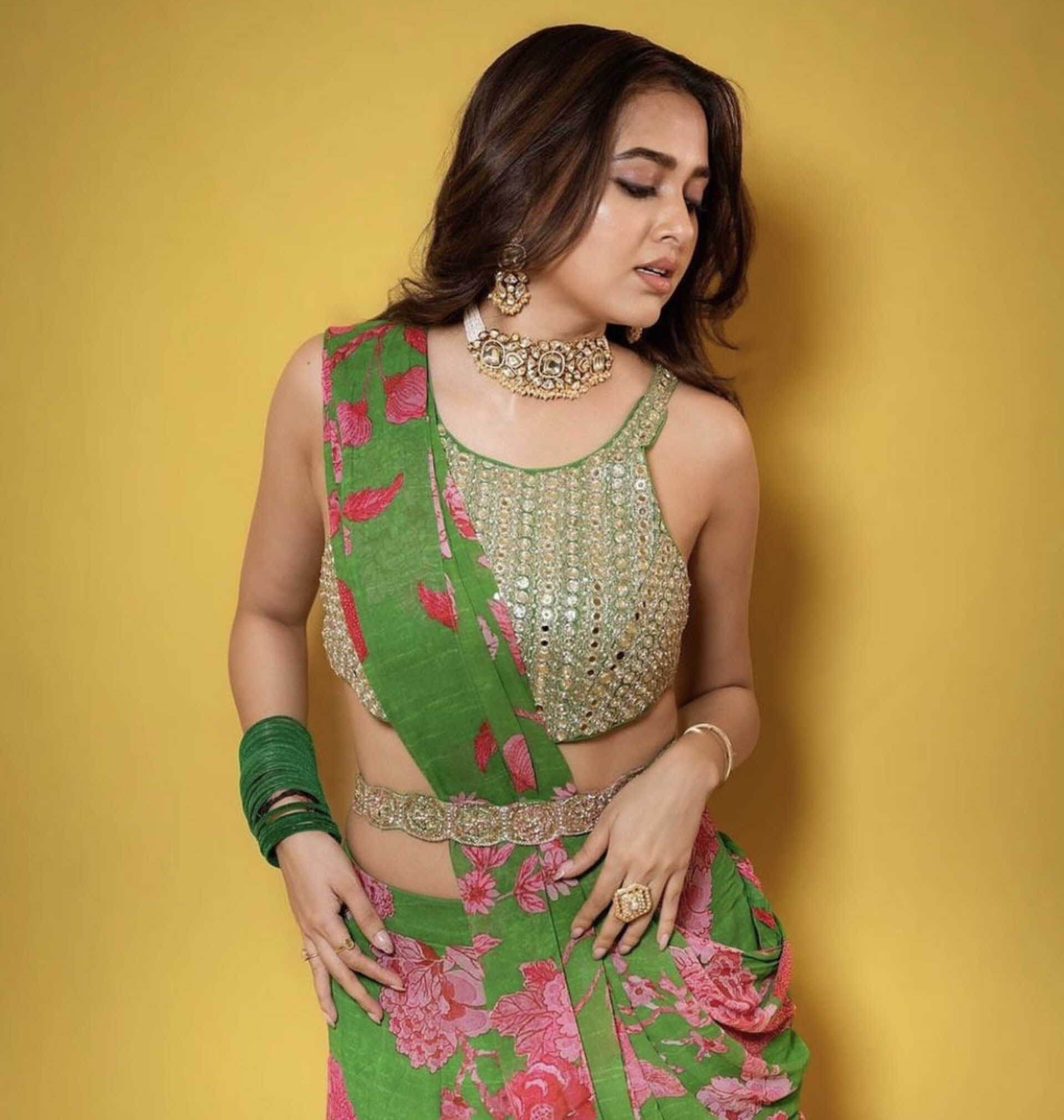 Inaya Necklace and Earrings Set